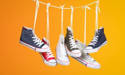 Baskets de différentes couleurs suspendues par leurs lacets