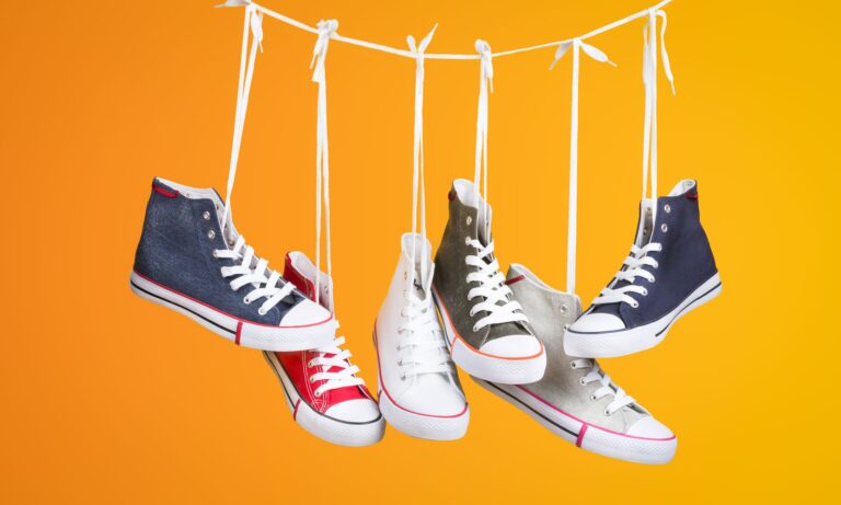 Baskets de différentes couleurs suspendues par leurs lacets