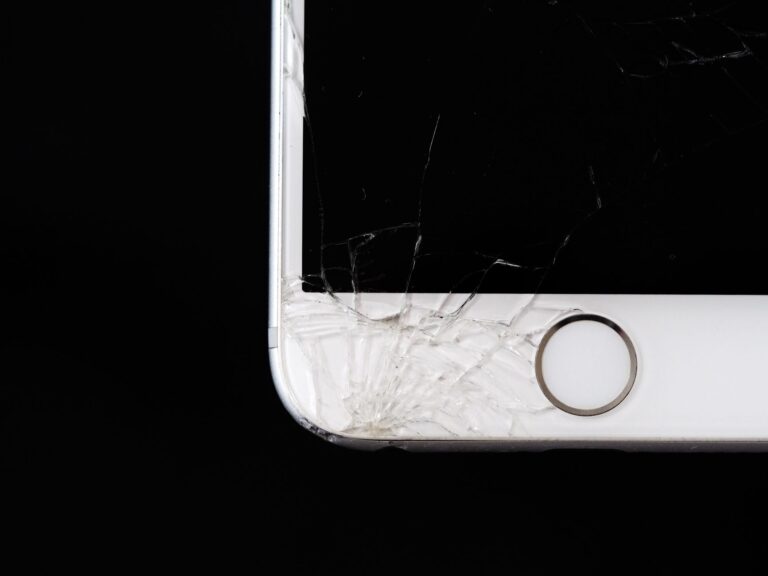 Écran de smartphone fissuré après une chute