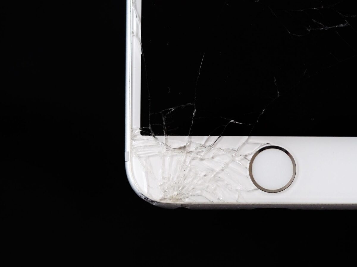 Écran de smartphone fissuré après une chute
